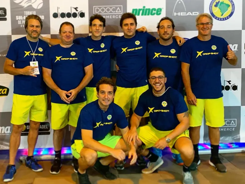 Equipe de jogadores uniformizados em evento de padel