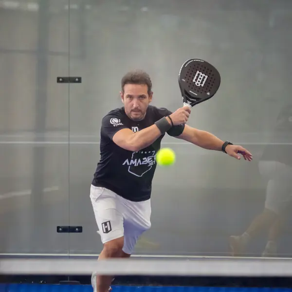 Vitor Martins preparando uma direita, de frente para a rede