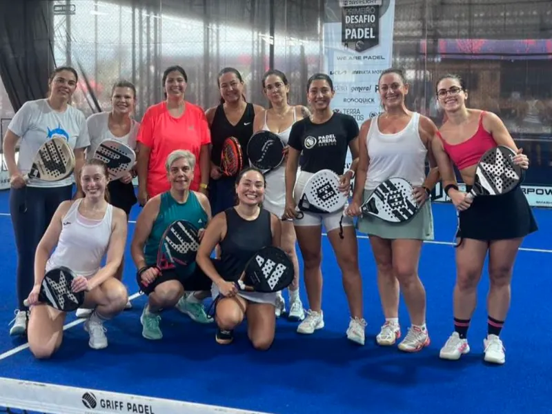 Turma feminina do Desafio Padel posando na quadra azul